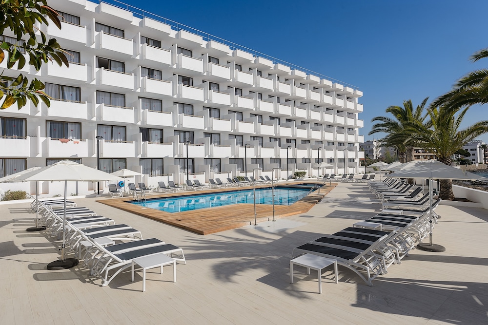 Apartamentos Vibra Jabeque Soul — Swimming pool in Playa d'en Bossa, Balearic Islands