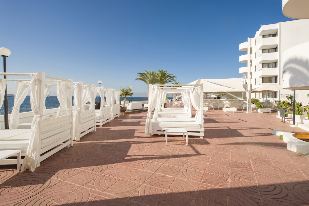 Apartamentos Vibra Jabeque Soul — Restaurant & bars in Playa d'en Bossa, Balearic Islands