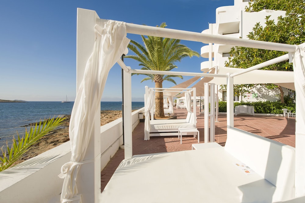 Apartamentos Vibra Jabeque Soul — Beach in Playa d'en Bossa, Balearic Islands