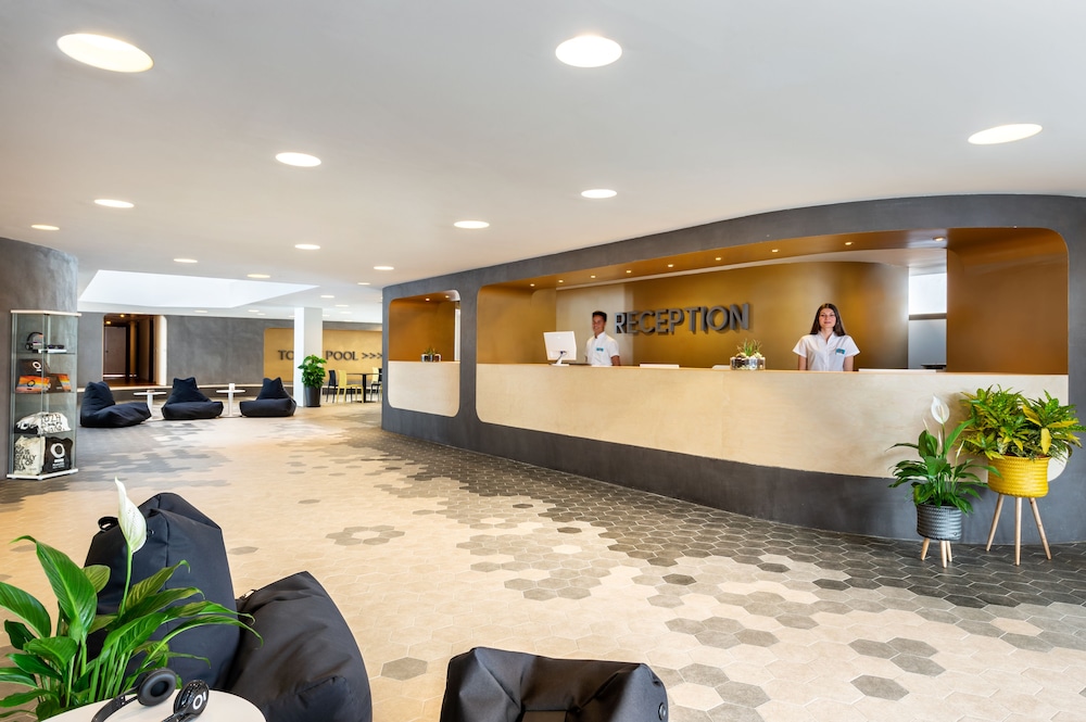 Apartamentos Vibra Jabeque Soul — Hotel building in Playa d'en Bossa, Balearic Islands