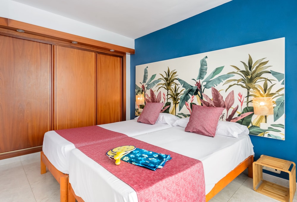 Apartamentos Vibra Jabeque Soul — Hotel rooms in Playa d'en Bossa, Balearic Islands