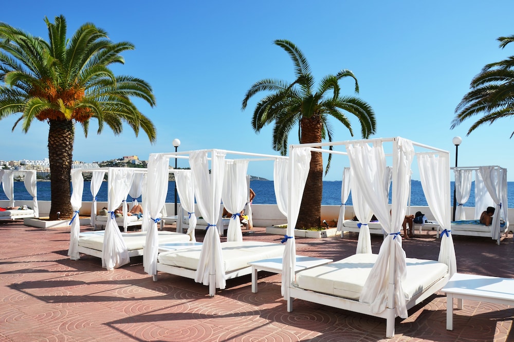 Apartamentos Vibra Jabeque Soul — Beach in Playa d'en Bossa, Balearic Islands