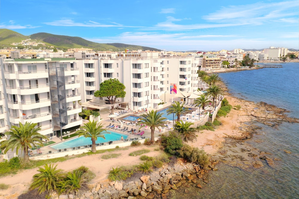Apartamentos Vibra Jabeque Soul — Swimming pool in Playa d'en Bossa, Balearic Islands