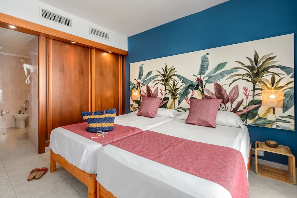 Apartamentos Vibra Jabeque Soul — Hotel rooms in Playa d'en Bossa, Balearic Islands