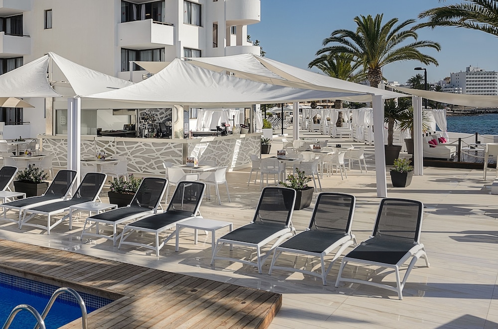 Apartamentos Vibra Jabeque Soul — Beach in Playa d'en Bossa, Balearic Islands