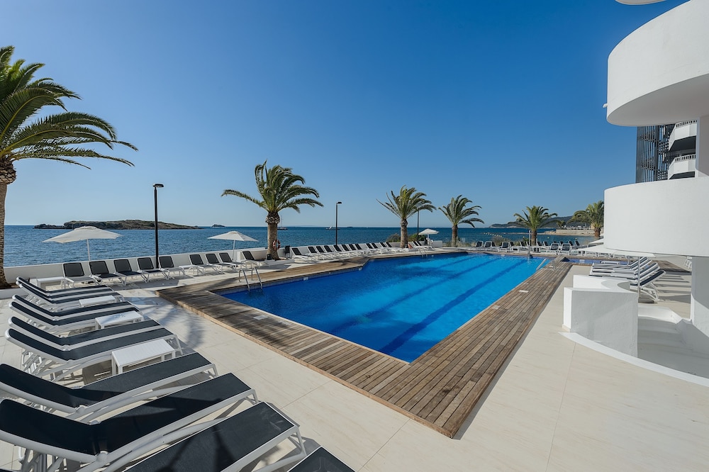 Apartamentos Vibra Jabeque Soul — Swimming pool in Playa d'en Bossa, Balearic Islands