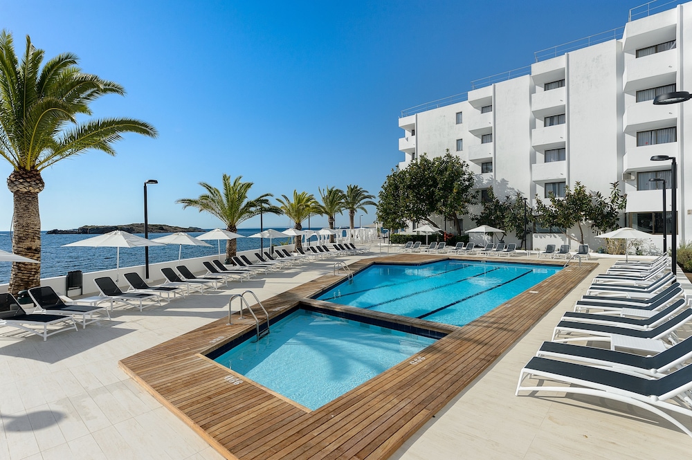 Apartamentos Vibra Jabeque Soul — Swimming pool in Playa d'en Bossa, Balearic Islands