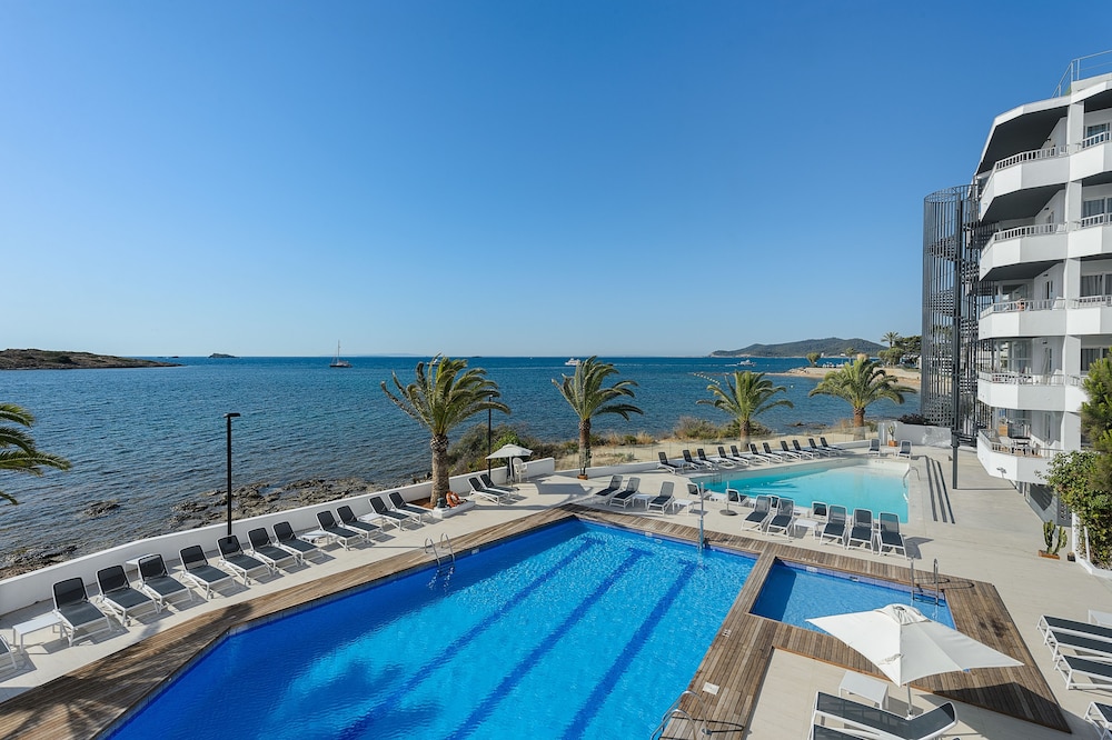 Apartamentos Vibra Jabeque Soul — Swimming pool in Playa d'en Bossa, Balearic Islands