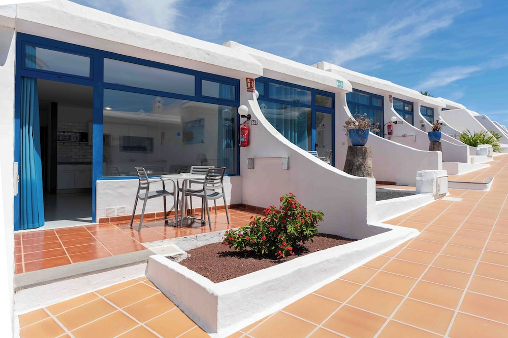 Apartamentos Jable Bermudas — Hotel building in Puerto del Carmen, Canary Islands