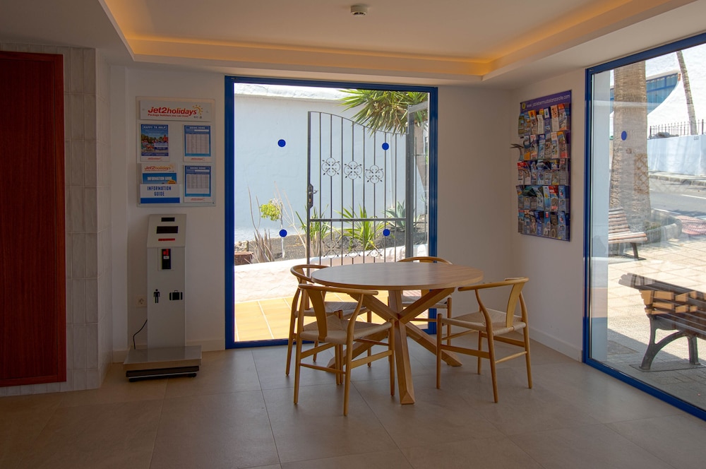 Apartamentos Jable Bermudas — Hotel building in Puerto del Carmen, Canary Islands