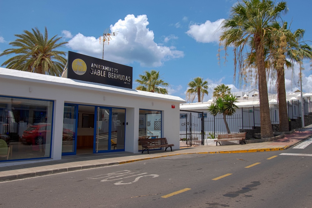 Apartamentos Jable Bermudas — Hotel building in Puerto del Carmen, Canary Islands