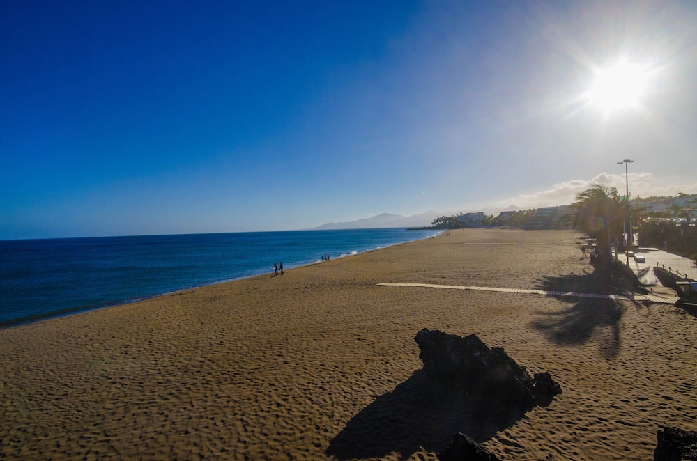Apartamentos Jable Bermudas — Beach in Puerto del Carmen, Canary Islands