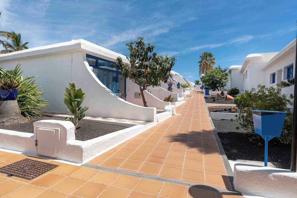Apartamentos Jable Bermudas — Hotel building in Puerto del Carmen, Canary Islands