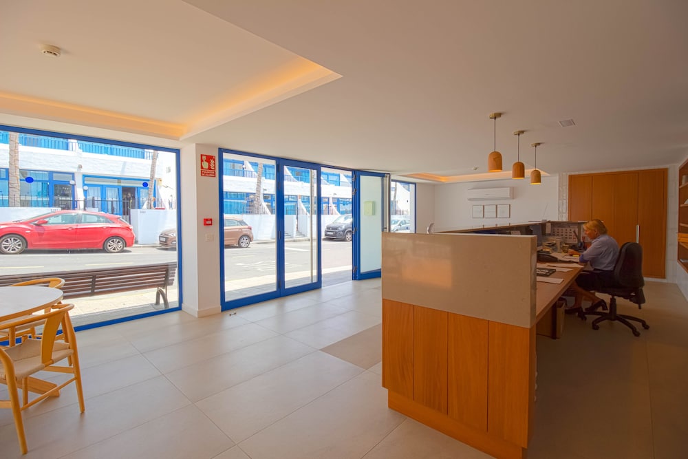 Apartamentos Jable Bermudas — Hotel building in Puerto del Carmen, Canary Islands
