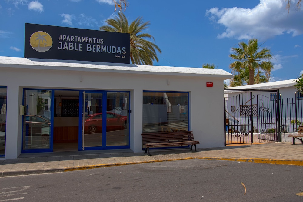 Apartamentos Jable Bermudas — Hotel building in Puerto del Carmen, Canary Islands