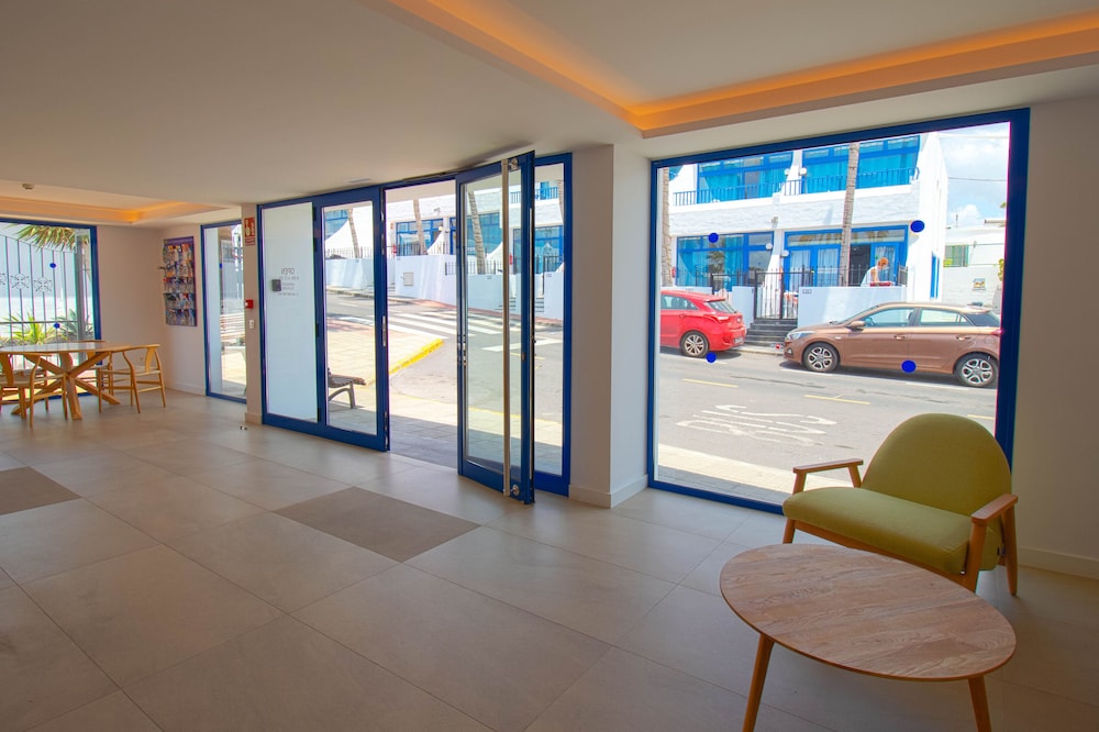 Apartamentos Jable Bermudas — Hotel building in Puerto del Carmen, Canary Islands