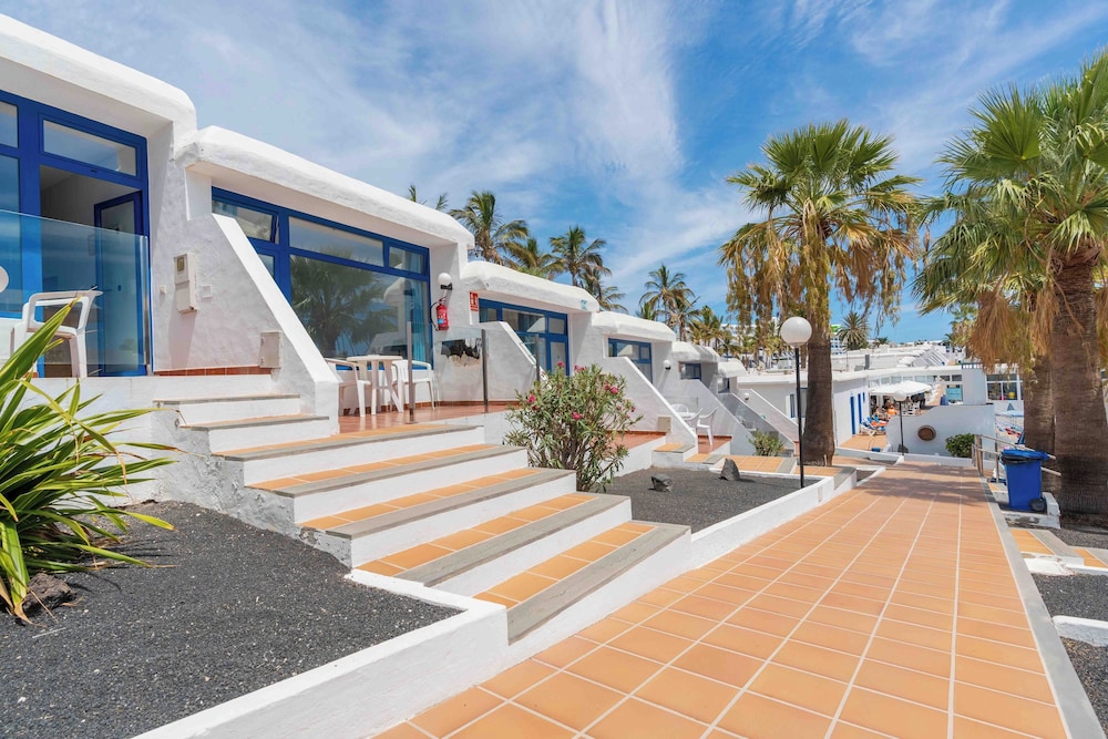 Apartamentos Jable Bermudas — Hotel building in Puerto del Carmen, Canary Islands