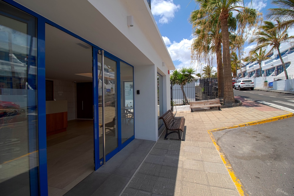 Apartamentos Jable Bermudas — Hotel building in Puerto del Carmen, Canary Islands