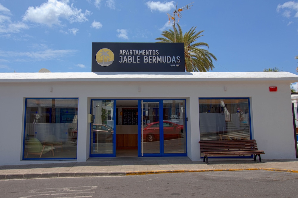 Apartamentos Jable Bermudas — Hotel building in Puerto del Carmen, Canary Islands
