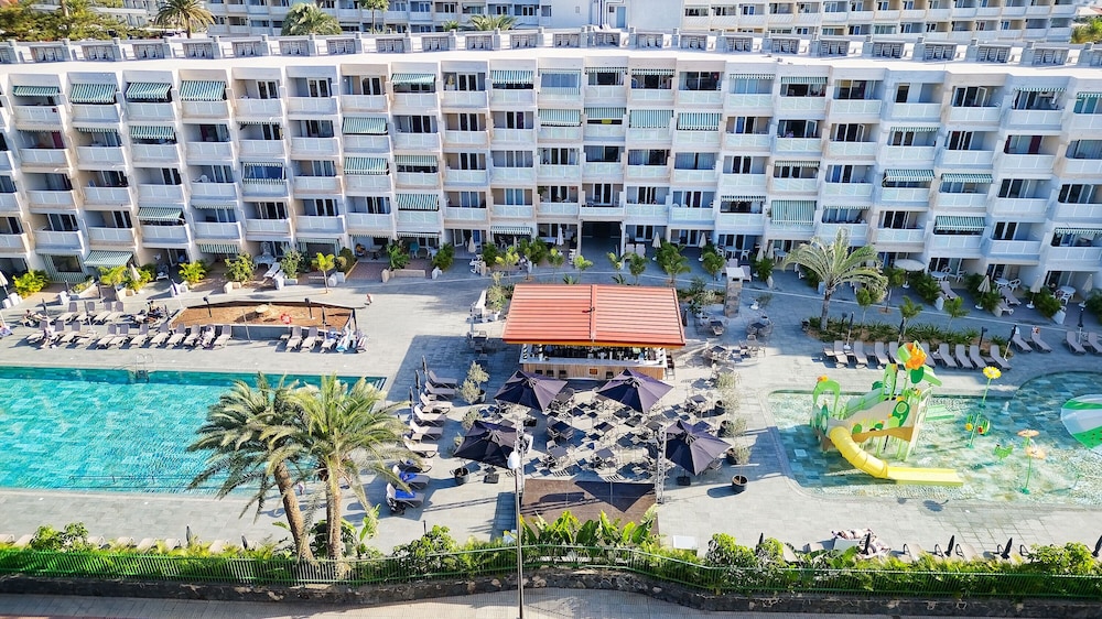 Ura Jardín del Atlántico — Hotel building in Playa del Ingles, Canary Islands