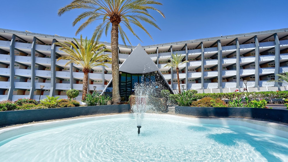 Ura Jardín del Atlántico — Hotel building in Playa del Ingles, Canary Islands