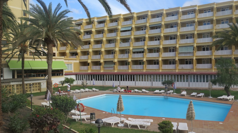 Ura Jardín del Atlántico — Hotel building in Playa del Ingles, Canary Islands