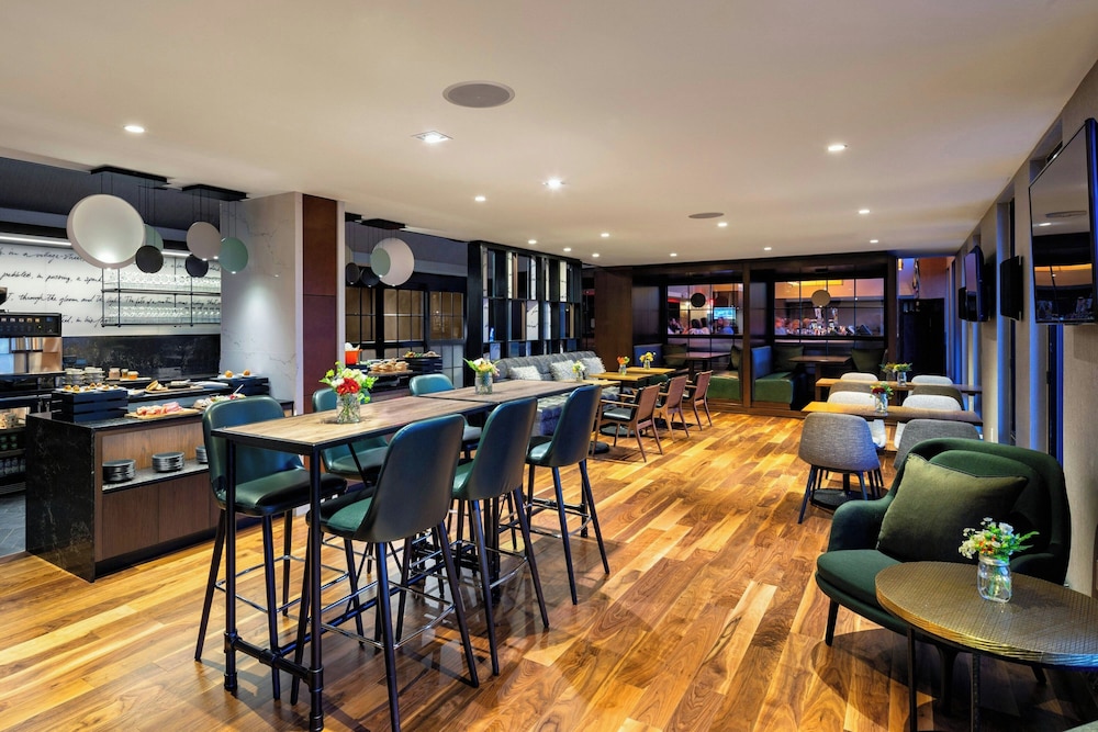 Boston Marriott Long Wharf — Restaurant & bars in Boston, Massachusetts