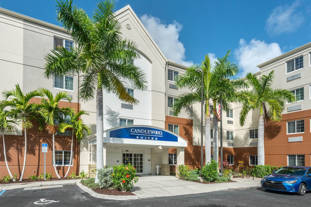 Candlewood Suites Fort Myers Sanibel Gateway by IHG — Hotel building in Fort Myers, Florida