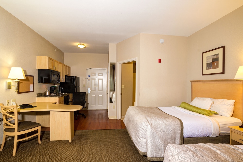 Candlewood Suites Ft Myers I-75 by IHG — Hotel rooms in Fort Myers, Florida