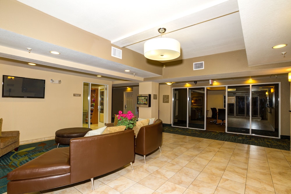 Candlewood Suites Ft Myers I-75 by IHG — Hotel building in Fort Myers, Florida