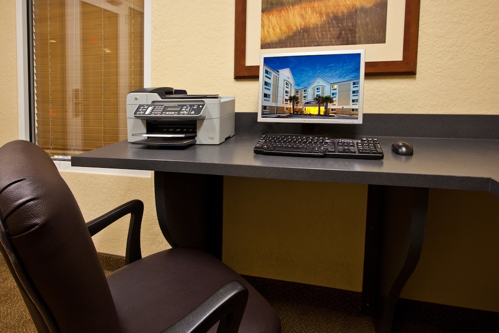 Candlewood Suites Ft Myers I-75 by IHG — Hotel building in Fort Myers, Florida