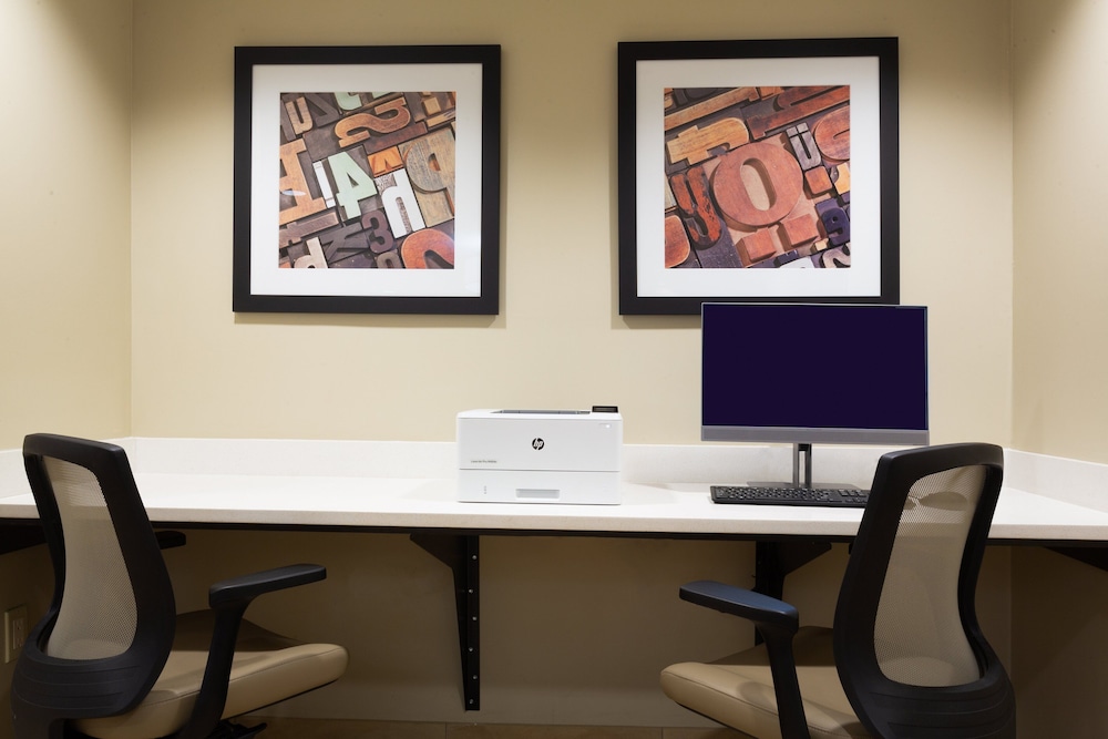 Candlewood Suites Ft. Lauderdale Airport/Cruise by IHG — Hotel building in Fort Lauderdale, Florida
