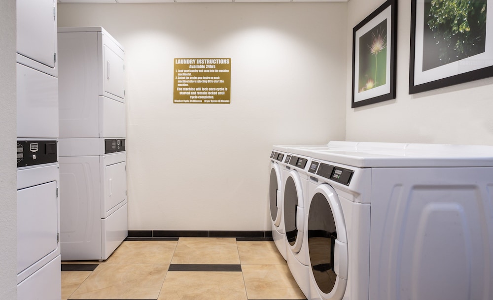 Candlewood Suites Ft. Lauderdale Airport/Cruise by IHG — Hotel building in Fort Lauderdale, Florida