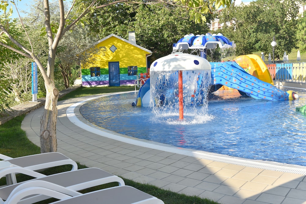 Grifid Encanto Beach Hotel - Wellness & SPA — Swimming pool in Golden Sands, Varna Region