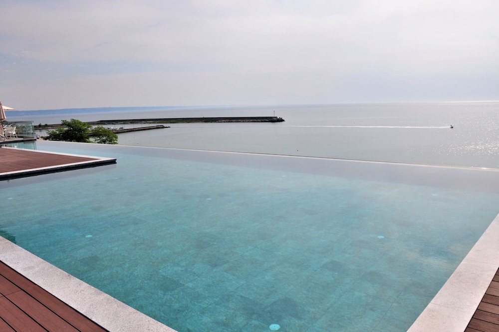 Grifid Encanto Beach Hotel - Wellness & SPA — Swimming pool in Golden Sands, Varna Region