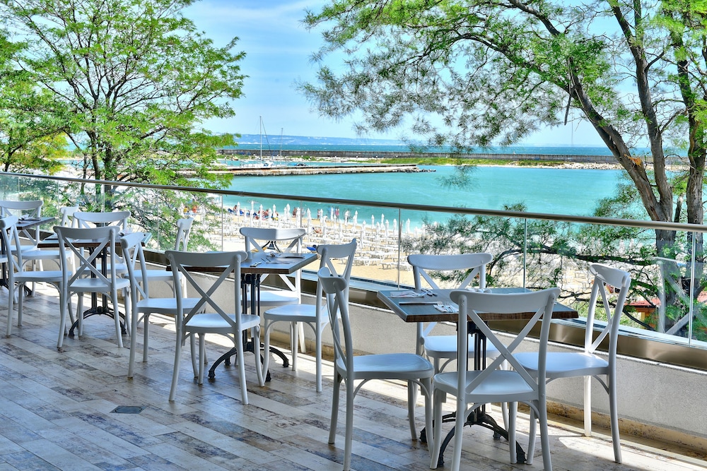 Grifid Encanto Beach Hotel - Wellness & SPA — Restaurant & bars in Golden Sands, Varna Region