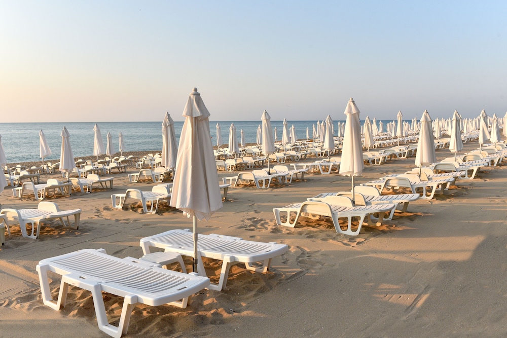 Grifid Encanto Beach Hotel - Wellness & SPA — Beach in Golden Sands, Varna Region