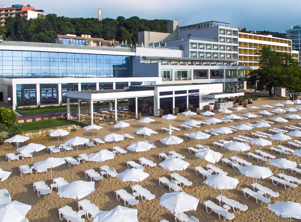 Grifid Encanto Beach Hotel - Wellness & SPA — Beach in Golden Sands, Varna Region