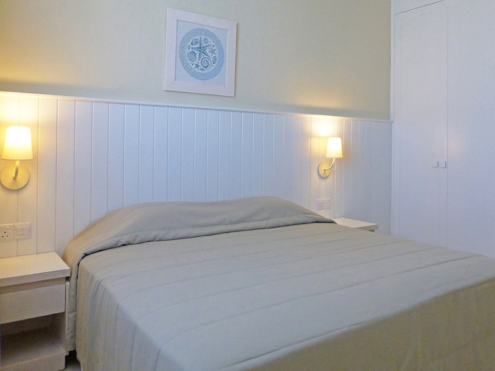 Sunrise Gardens Aparthotel — Hotel rooms in Protaras, Famagusta Region