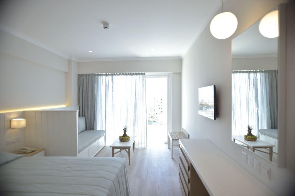 Sunrise Gardens Aparthotel — Hotel rooms in Protaras, Famagusta Region