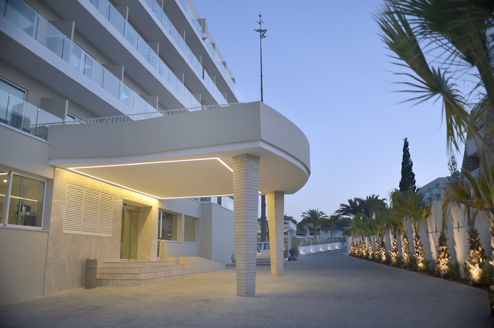 Sunrise Gardens Aparthotel — Hotel building in Protaras, Famagusta Region