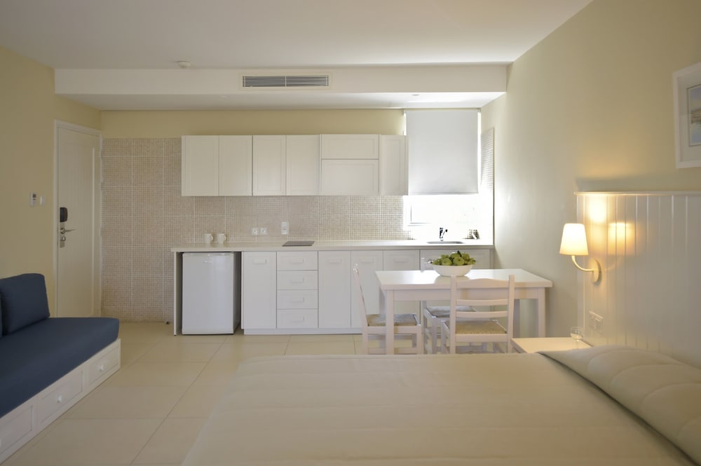 Sunrise Gardens Aparthotel — Hotel rooms in Protaras, Famagusta Region