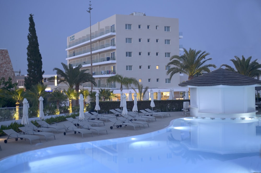 Sunrise Gardens Aparthotel — Hotel building in Protaras, Famagusta Region