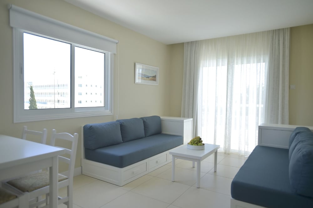 Sunrise Gardens Aparthotel — Hotel rooms in Protaras, Famagusta Region