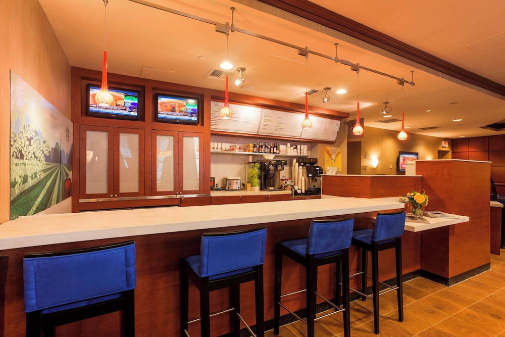 Courtyard by Marriott Boston Copley Square — Restaurant & bars in Boston, Massachusetts