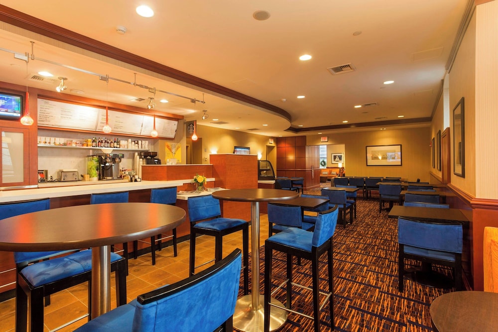 Courtyard by Marriott Boston Copley Square — Restaurant & bars in Boston, Massachusetts