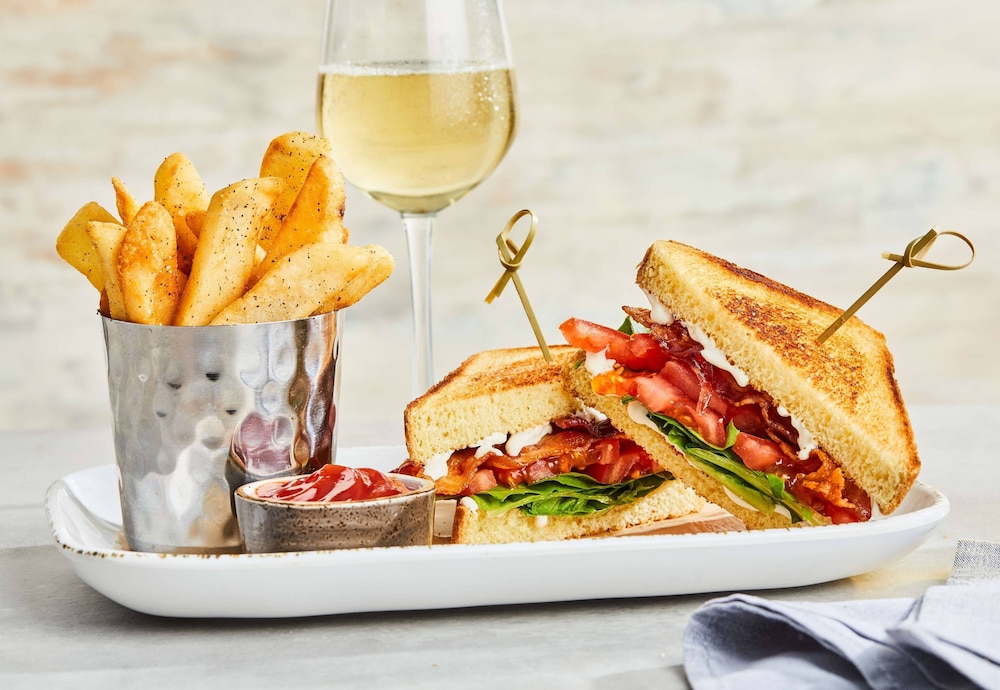 Courtyard by Marriott Boston-South Boston — Restaurant & bars in Boston, Massachusetts