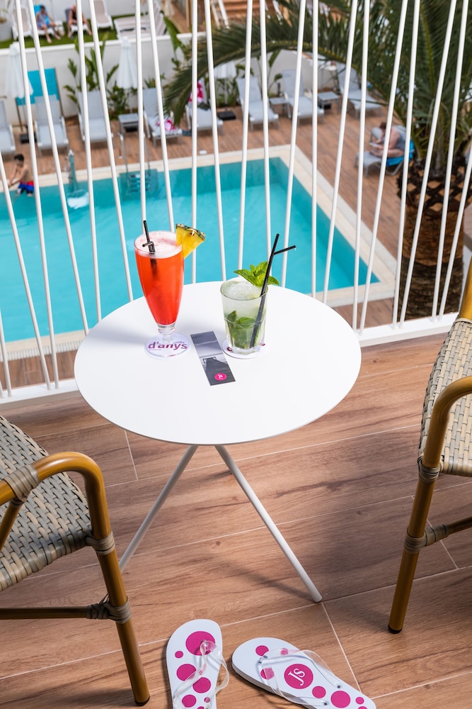 Hotel JS Yate — Swimming pool in Can Picafort, Balearic Islands