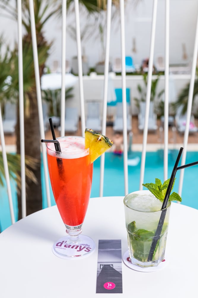 Hotel JS Yate — Restaurant & bars in Can Picafort, Balearic Islands
