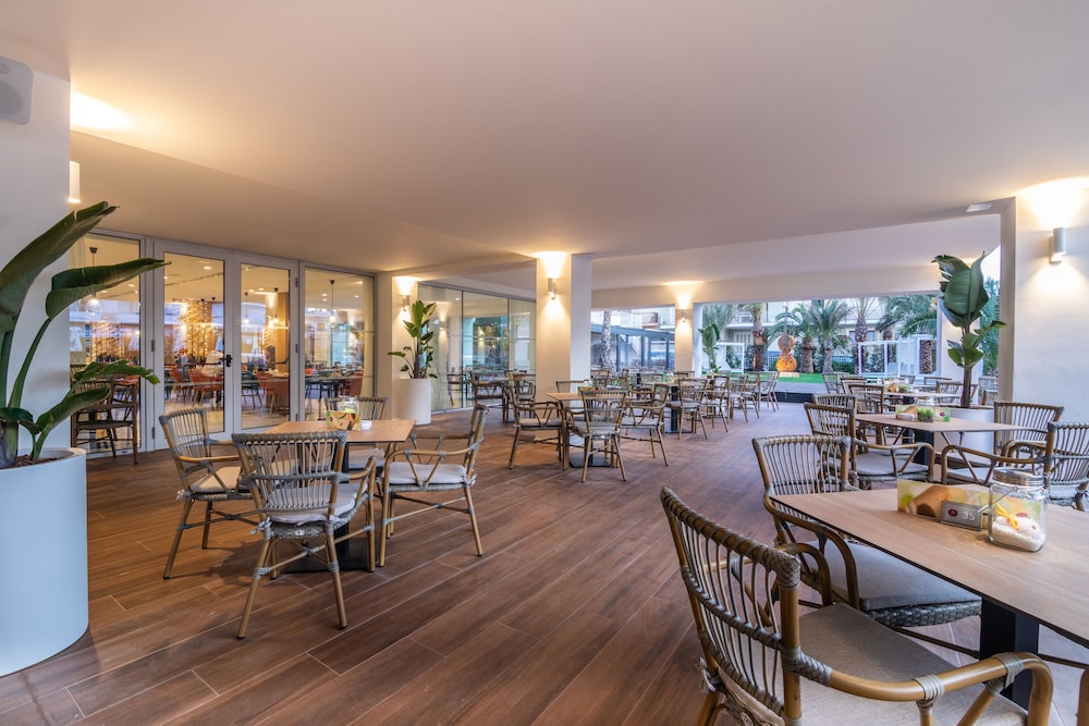 Hotel JS Yate — Restaurant & bars in Can Picafort, Balearic Islands